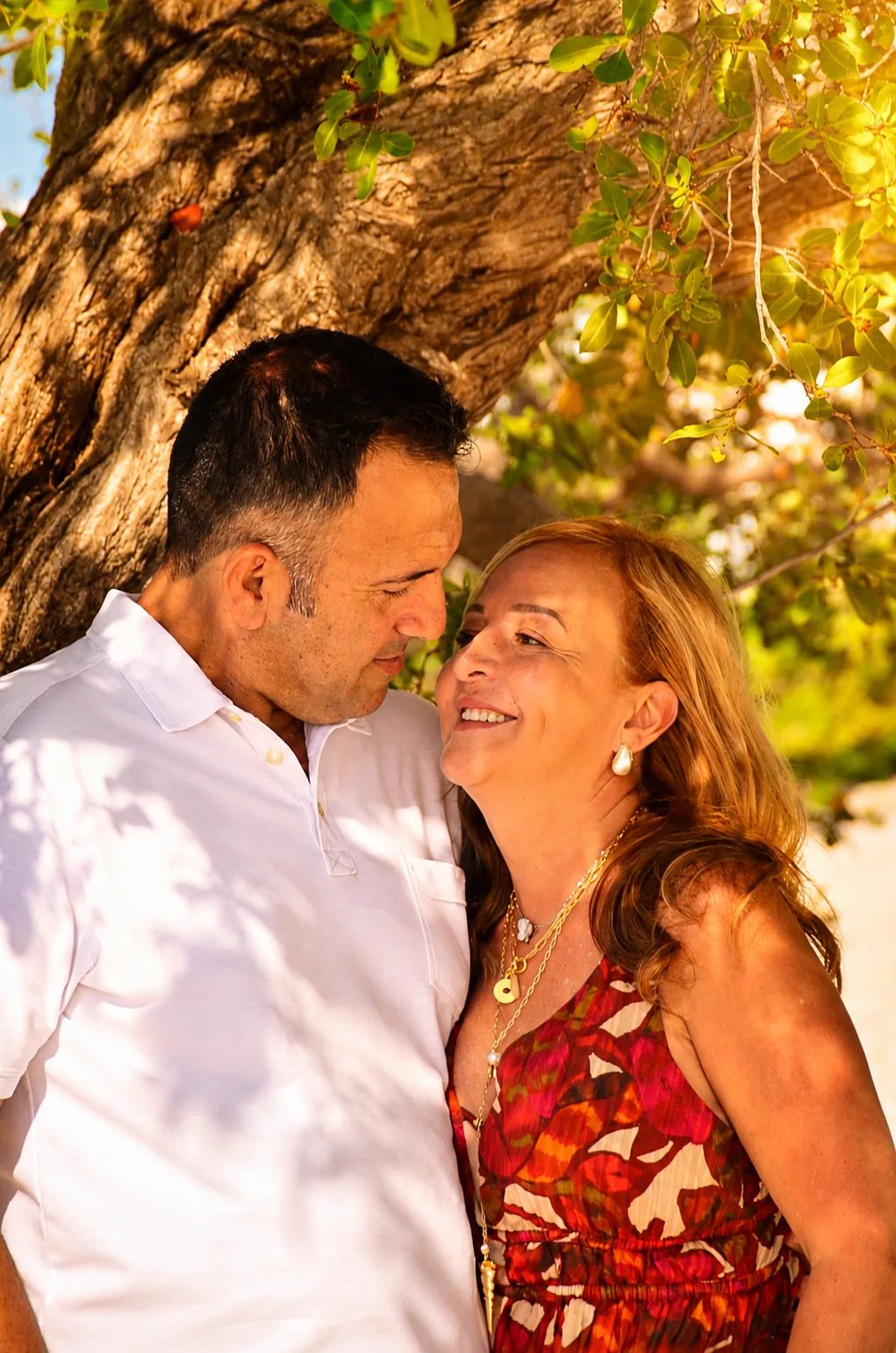 Pareja sonriendo durante una sesión al atardecer