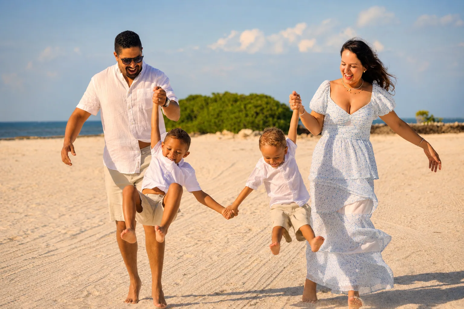 Familia corriendo en una playa de Rep&uacute;blica Dominicana