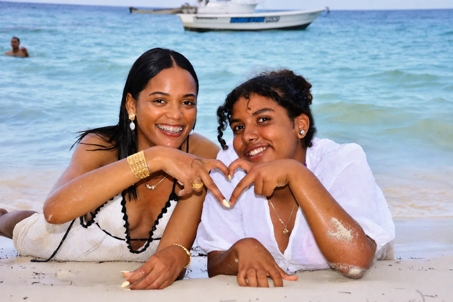 Amigas formando un corazón en la playa