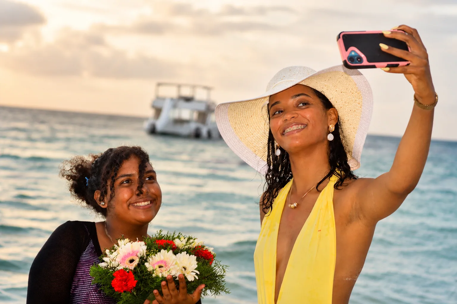 Amigas celebrando su graduación junto al mar